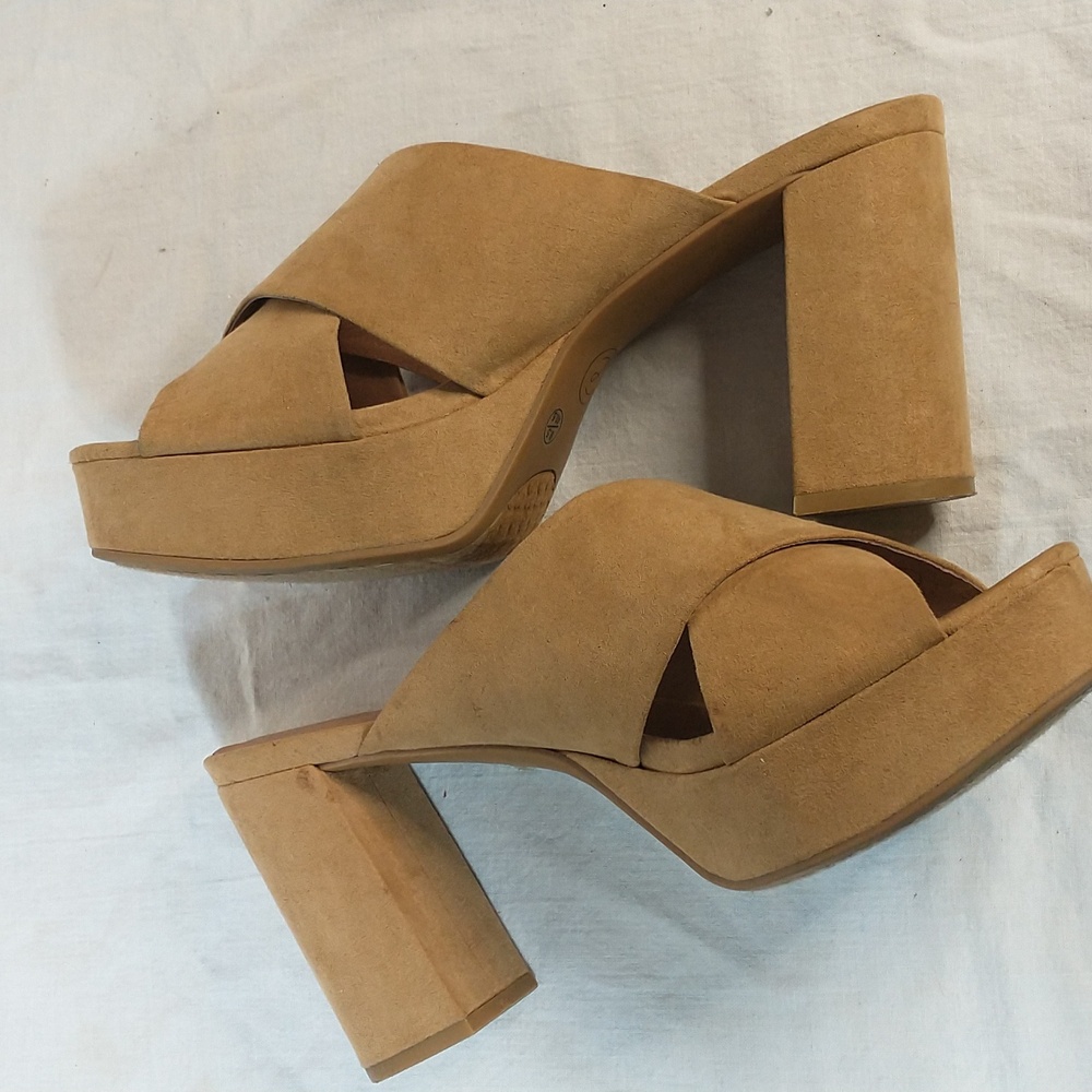 Chinese Laundry Women's Tan Mules size 9.5 vegan suede. Chunky heel. - Picture 2 of 8